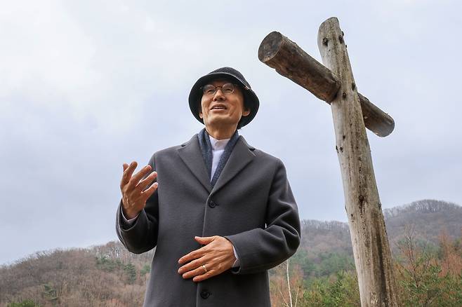 이주연 목사는 “부활절을 앞두고 노숙인 형제들이 회개하고 용서하고 치유되는 변화를 보면서 은혜를 느낀다”고 말했다. 산마루예수공동체의 제일 높은 언덕에 서있는 십자가는 이 목사가 2019년 부활절을 앞두고 통나무를 잘라 만들었다. /평창=박성원 기자