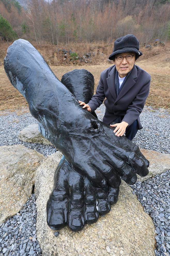 1일 오후 강원 평창군 산마루예수공동체에서 이주연 목사가 조형물 앞에서 포즈를 취하고 있다. 조형물은 예수가 십자가에 못 박힐 당시 발에 못자국을 형상화 한 것이다. /박성원 기자