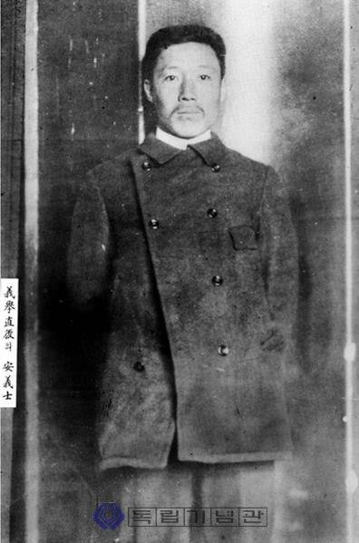 1909년 10월 26일 하얼빈 의거 뒤 체포돼 촬영된 안중근 의사의 모습. /독립기념관