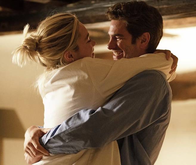 영화 '위 리브 인 타임'에서 플로렌스 퓨와 앤드류 가필드는 교통사고 덕분에 만나게 됩니다. 사랑은 교통사고같다더니 정말 그렇게 만난 거죠. 둘의 사랑은 상처나 후유증 없이 커갈 수 있을까요./스튜디오 디에이치엘