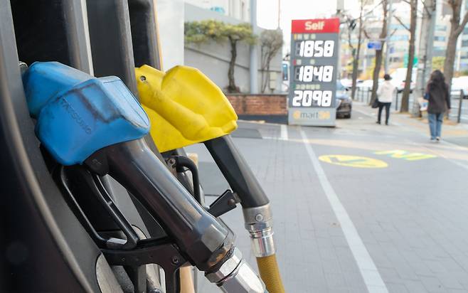 지난달 24일 서울 시내 한 주유소에 휘발유, 경유 등 유가 정보가 표시돼 있다. /뉴스1