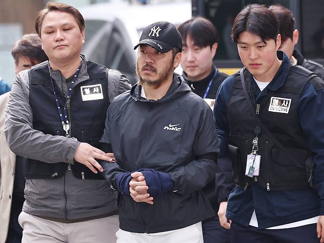 필리핀에서 국내로 압송된 '마약왕' 박왕열이 지난 3일 오전 경기 의정부지방검찰청으로 송치되고 있다. /뉴스1