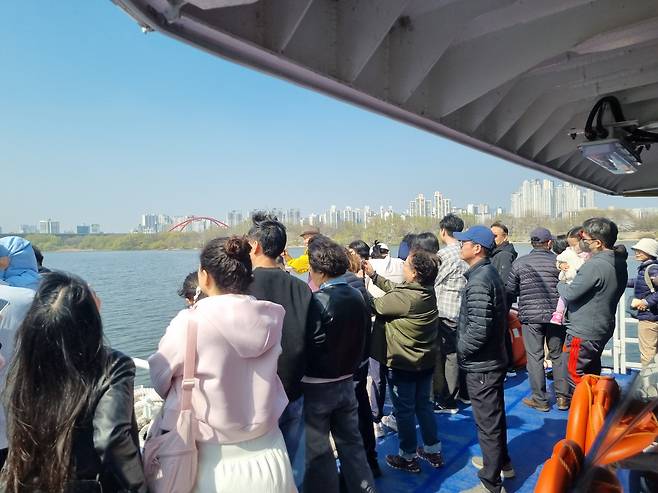 지난 28일 서울 여의도 선착장에서 출발해 마곡 선착장으로 향하는 한강버스 탑승객들. /김양혁 기자