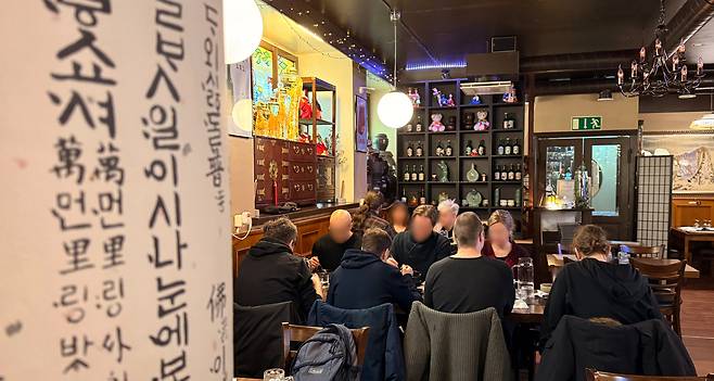 헬싱키에 있는 한 한식당에서 현지 시민들이 점심시간에 한식을 먹고 있다./헬싱키=홍인석