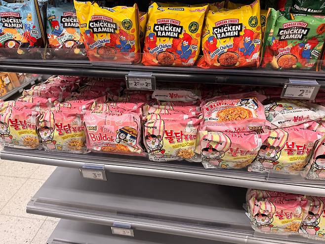 핀란드 로바니에미의 한 마트 매대에서 삼양식품의 불닭볶음면이 매진돼 있다./로바니에미=홍인석