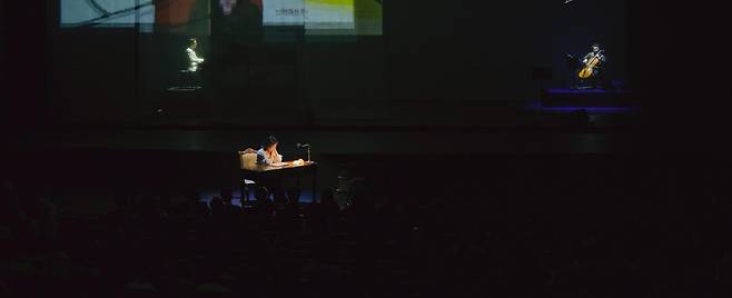 한국의 대표적인 모더니즘 시인인 김광균의 작품을 음악과 영상, 미디어아트 등 공감각적으로 되살려 낸 ‘하슬라 인 서울―추일서정: 김광균’. 왼쪽부터 피아니스트 조재혁, 배우 김미숙, 첼리스트 송영훈. 하슬라국제예술제 제공