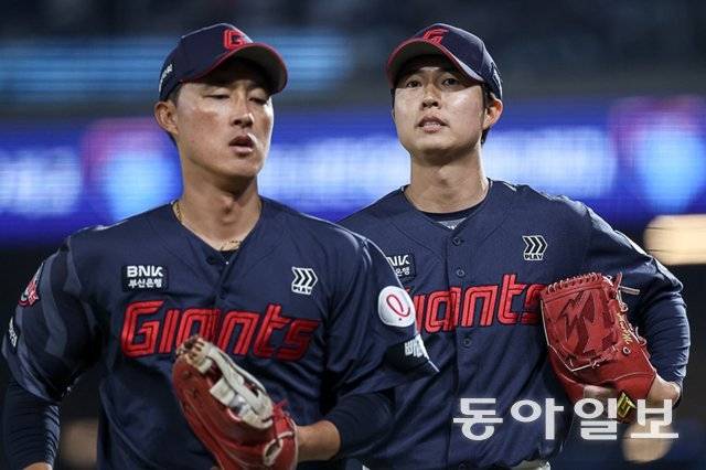 롯데 1루수 노진혁(왼쪽)과 아시아쿼터 투수 쿄야마. 롯데 자이언츠 제공