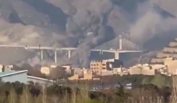 트럼프 대통령은 2일 소셜미디어 트루스소셜에 교량이 무너져 내리는 영상을 올리며 “이란 최대의 교량이 무너져 내렸고 다시는 사용될 수 없게 됐다”고 했다. 트럼프 대통령 소셜미디어 갈무리