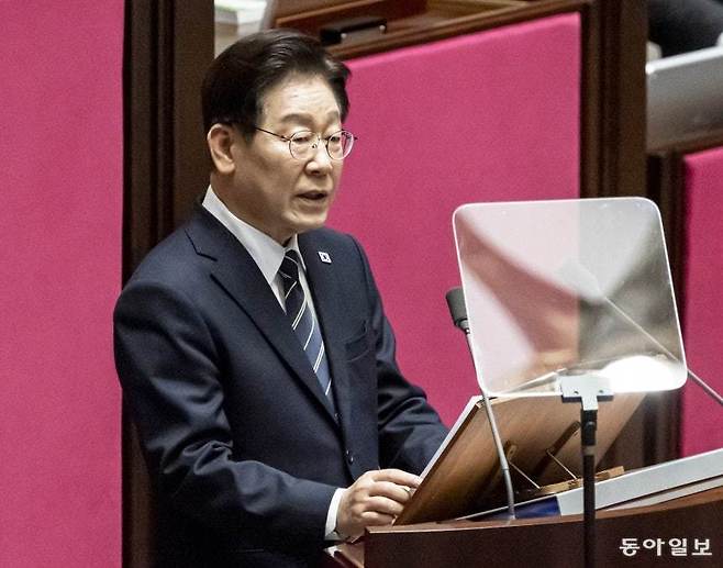 이재명 대통령이 2일 서울 여의도 국회에서 열린 제433회국회(임시회) 제4차 본회의에서 중동 사태 대응을 위한 추가경정예산안에 대한 시정연설을 하고 있다. 장승윤 기자 tomato99@donga.com