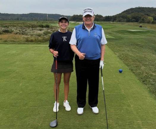 도널드 트럼프 미국 대통령의 손녀인 카이 트럼프(왼쪽)와 트럼프 대통령. 소셜미디어 갈무리