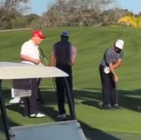 지난해 2월 미국 플로리다주 웨스트팜비치에서 동반 라운딩을 즐긴 도널드 트럼프 미국 대통령, ‘골프 황제’ 타이거 우즈, 우즈의 아들 찰리(왼쪽부터). 사진 출처 ‘X’