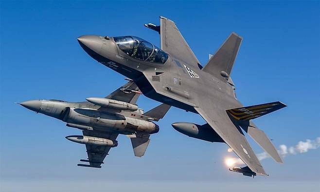 KF-21(오른쪽)과 KF-16이 비행하는 모습. KAI 제공