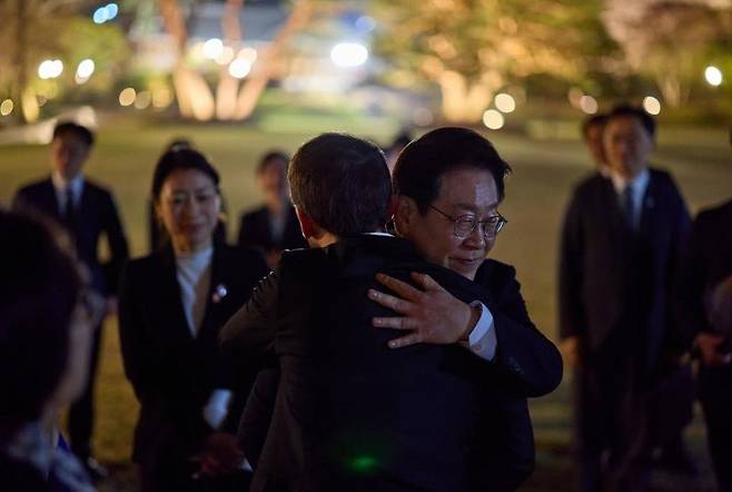 이재명 대통령은 2일 국빈 방한한 에마뉘엘 마크롱 프랑스 대통령과 청와대 상춘재에서 친교 만찬을 함께했다. 두 정상이 포옹하고 있다. 이 대통령 인스타그램 캡처