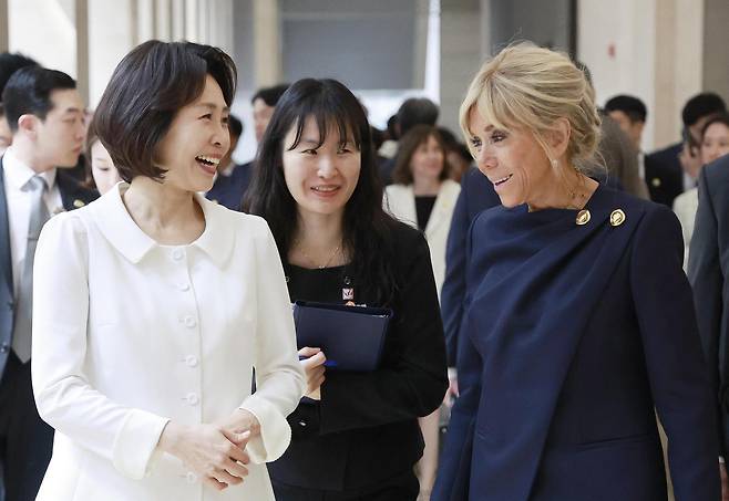 김혜경 여사와 에마뉘엘 마크롱 프랑스 대통령 부인 브리지트 마크롱 여사가 3일 국립중앙박물관에서 열린 친교일정에서 이동하며 대화를 나누고 있다. 청와대통신사진기자단