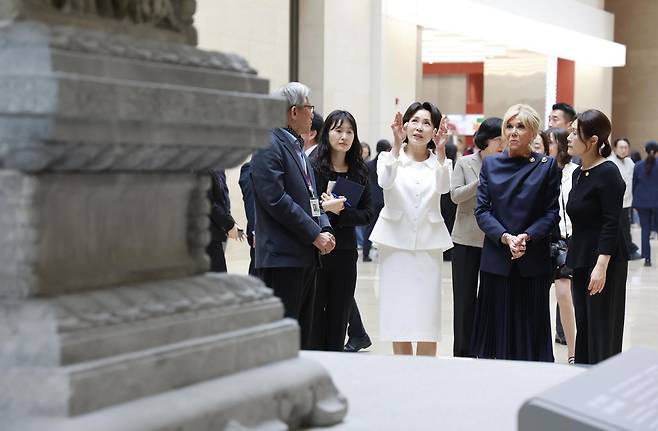 김혜경 여사와 에마뉘엘 마크롱 프랑스 대통령 부인 브리지트 마크롱 여사가 3일 국립중앙박물관에서 열린 친교일정에서 십층석탑을 관람하고 있다. 청와대통신사진기자단