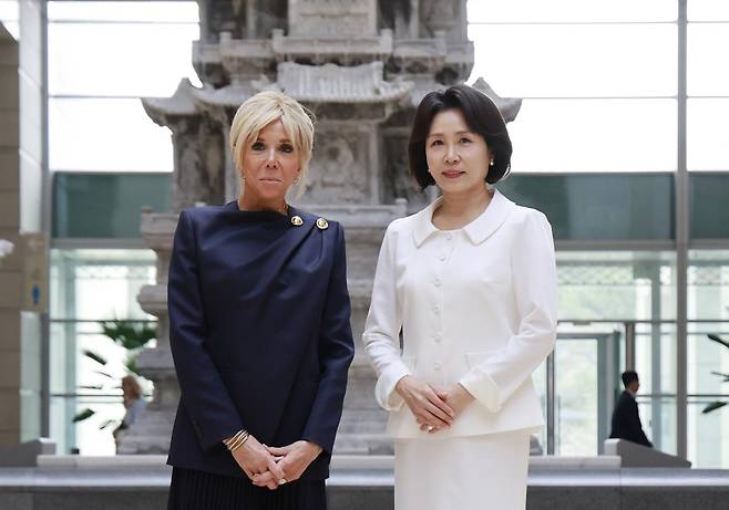 김혜경 여사와 에마뉘엘 마크롱 프랑스 대통령 부인 브리지트 마크롱 여사가 3일 국립중앙박물관에서 열린 친교일정 중 십층석탑 앞에서 기념촬영을 하고 있다. 청와대통신사진기자단