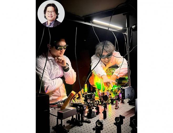 왼쪽 위 박경덕 포스텍 교수, 아래 왼쪽부터 문태영 통합과정생, 이형우 연구원. 포스텍 제공