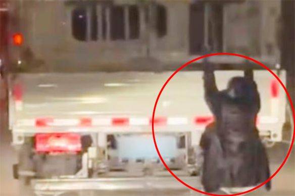 한 여성이 남편의 외도를 의심해 달리는 트럭 뒤에 매달려 미행을 하다 발각됐다. 출처=SCMP