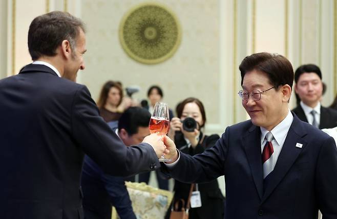 이재명 대통령과 에마뉘엘 마크롱 프랑스 대통령이 3일 청와대 영빈관에서 열린 국빈 방한 환영 오찬에서 건배를 하고 있다. 뉴스1