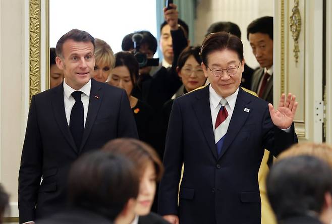 이재명 대통령과 에마뉘엘 마크롱 프랑스 대통령이 3일 청와대 영빈관에서 열린 국빈 방한 환영 오찬에 입장을 하고 있다. 뉴스1