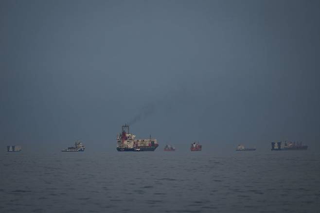 지난달 11일 호르무즈해협에 인접한 아랍에미리트연합(UAE) 코르 파칸에서 선박들이 해협 통과를 기다리고 있다.AP연합뉴스