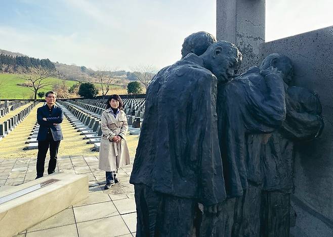 허호준 기자(왼쪽)와 허영선 시인이 4·3 희생자를 기리는 조형물을 바라보고 있다. 이유진 기자