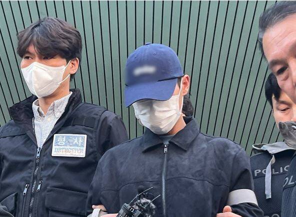 장모를 때려 숨지게 한 뒤 캐리어에 주검을 담아 버린 혐의로 체포된 사위가 2일 영장실질심사를 받기 위해 이동하고 있다. 연합뉴스