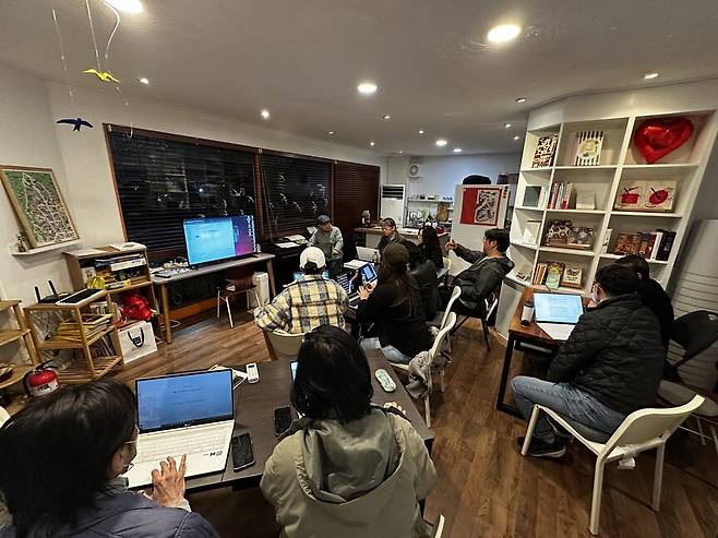 매주 목요일 가톨릭대학교 평생교육원 프로그램으로 파주 문발동 쩜오책방에서 열리는 ‘곰토미의 에이아이 교육’ 강좌. 사진 쩜오책방