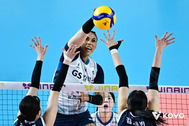 GS칼텍스 지젤 실바가 3일 김천체육관에서 열린 2025~2026 V리그 여자부 챔프전(5전3선승제) 2차전 한국도로공사와 방문 경기에서 공격하고 있다. 한국배구연맹 제공