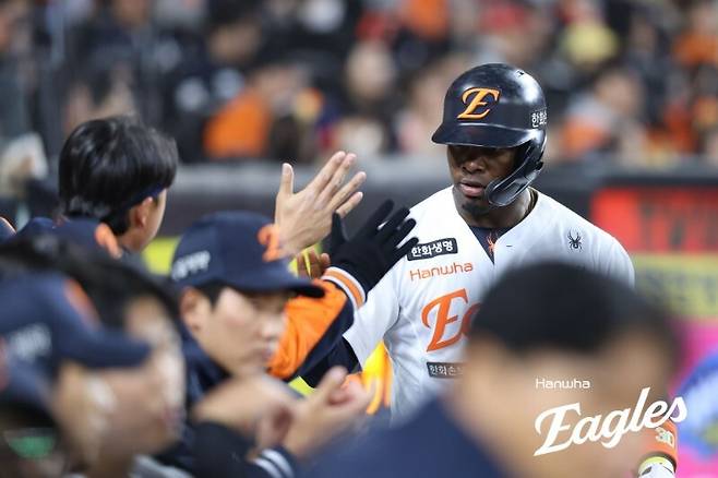 한화 이글스 요나단 페라자가 3일 잠실야구장에서 열린 2026 KBO리그 두산 베어스와 경기에서 4회초 시즌 첫 홈런을 쏘아 올린 뒤 기뻐하고 있다. 한화 이글스 제공