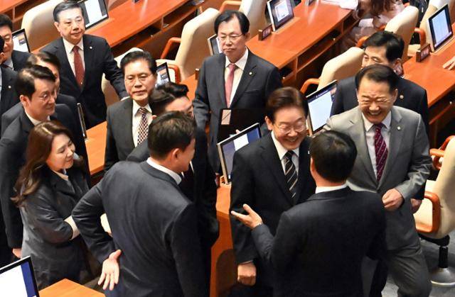이재명 대통령이 2일 국회 본회의장에서 열린 추가경정예산안 시정연설을 마친 뒤 국민의힘 의원들과 인사를 하고 있다. 뉴시스