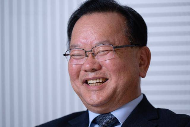 6·3 지방선거 대구시장에 출마하는 더불어민주당 소속 김부겸 전 국무총리가 1일 서울 중구 한국일보사에서 본보와 인터뷰하고 있다. 박시몬 기자