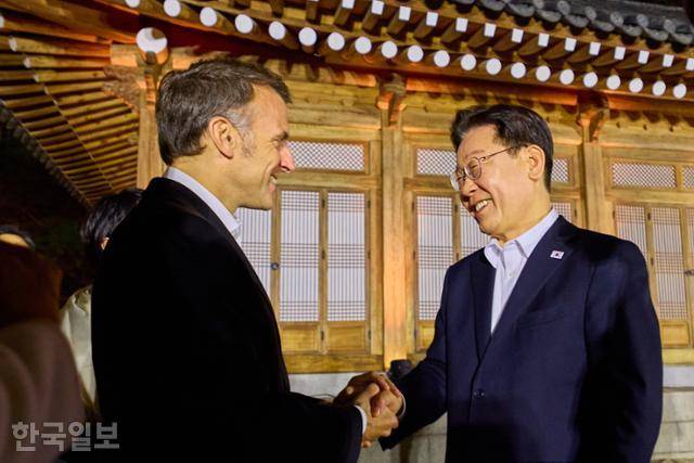 이재명 대통령과 에마뉘엘 마크롱 프랑스 대통령이 2일 청와대 상춘재에서 열린 친교만찬에서 악수하고 있다. 청와대 제공