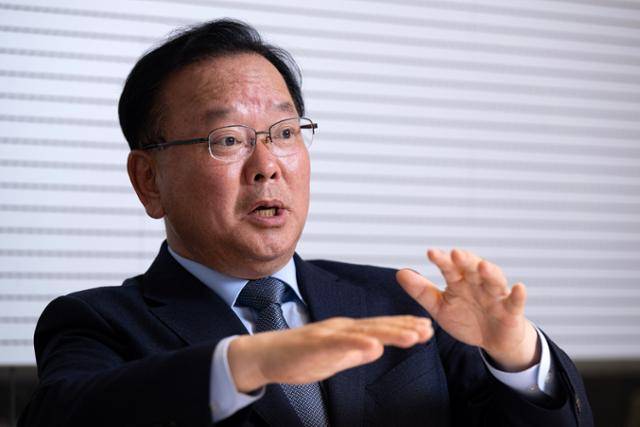 김부겸 더불어민주당 대구시장 예비후보가 1일 서울 중구 한국일보사에서 본보와 인터뷰 중 발언하고 있다. 박시몬 기자