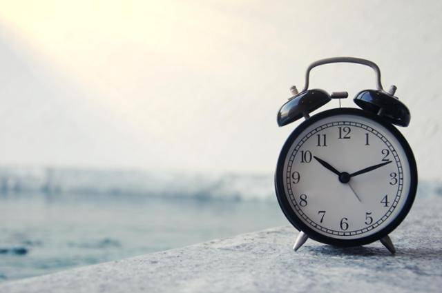 베스트셀러 작가 제임스 클리어는 일찍 자고 일찍 일어나기 같은 작은 습관을 바꿔야 인생을 바꿀 수 있다고 했다. 게티이미지뱅크