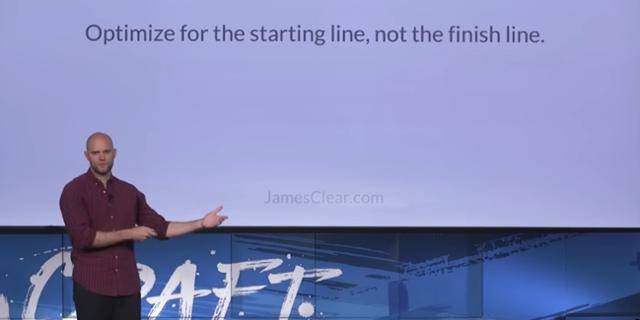 좋은 습관 만들기를 강의 중인 제임스 클리어. 클리어는 거창한 목표부터 내세울 게 아니라 출발점부터 쉽게 만들라고 제안한다. 유튜브 갈무리