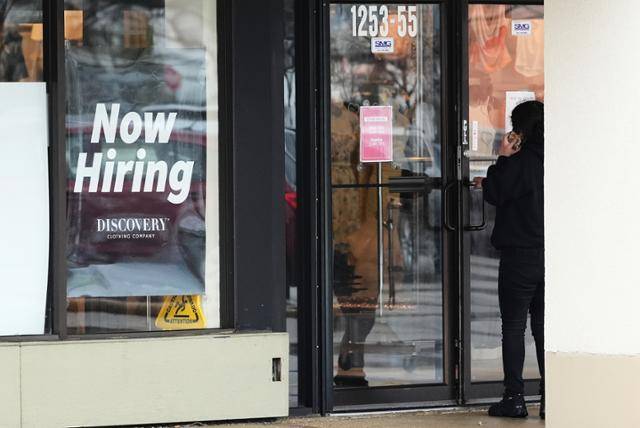 2일 미국 일리노이주 알링턴하이츠의 한 소매점에 직원 모집 공고가 붙어있다. 알링턴하이츠=AP 연합뉴스