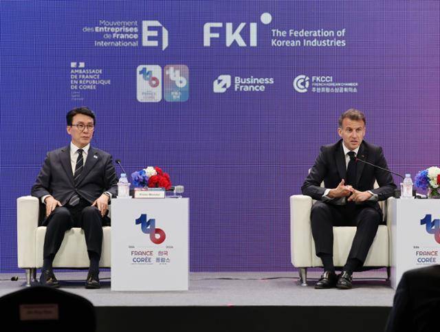 에마뉘엘 마크롱 프랑스 대통령과 김민석 국무총리가 3일 서울 여의도 FKI 컨퍼런스센터에서 열린 제3차 한-프랑스 경제계 미래대화 폐회식에서 발언하고 있다. 뉴스1