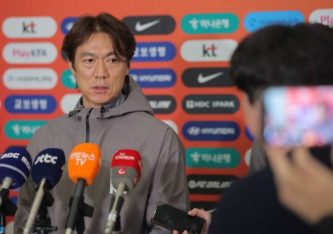 2일 인천국제공항 제2터미널을 통해 귀국한 뒤 취재진 질문 답하는 홍명보 감독. 사진=연합뉴스