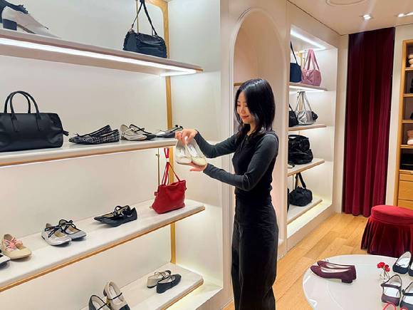 모델이 롯데백화점 본점에서 패션 상품을 소개하고 있다. [사진=롯데백화점]