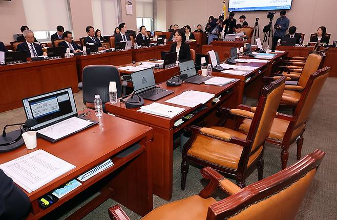 3일 국회에서 열린 '윤석열정권 정치검찰조작기소 의혹사건 진상규명' 국정조사특별위원회 전체회의 도중 국민의힘 의원들이 서영교 위원장의 운영방식에 반대하면서 퇴장한 가운데 회의가 열리고 있다. 2026.4.3 [사진=연합뉴스]