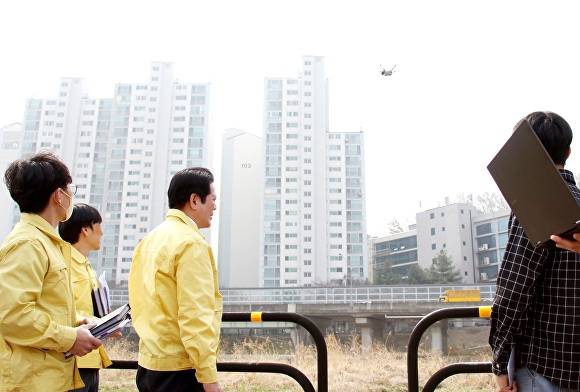 최대호 시장이 여름철 자연 재난 사전 대비 현장 점검에서 자율 드론 시연하고 있다. [사진=안양시]