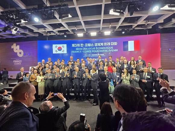 김민석 국무총리와 에마뉘엘 마크롱 프랑스 대통령이 3일 서울 여의도 FKI타워에서 열린 한·프랑스 경제계 미래대화 폐회식에서 양국 기업인들과 기념촬영을 하고 있다. 사진에는 이재용 삼성전자 회장과 정의선 현대자동차그룹 회장 등이 함께했다. [사진=공동취재단]