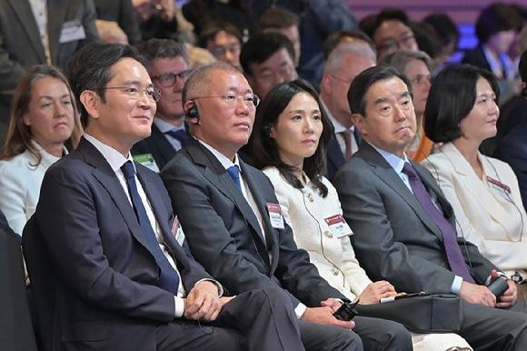 이재용 삼성전자 회장(왼쪽 첫번째)과 정의선 현대차 회장(왼쪽 두번째)을 비롯한 기업인들이 3일 FKI타워 컨퍼런스센터에서 열린 '제3차 한-프랑스 경제계 미래대화'에 참석해 에마뉘엘 마크롱 프랑스 대통령의 기조강연을 경청하고 있다. [사진=한경협]