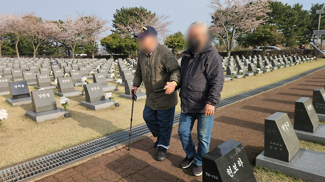 4·3평화공원 행불인 묘역에 참배하러 온 유족 (사진, 신동원 기자)