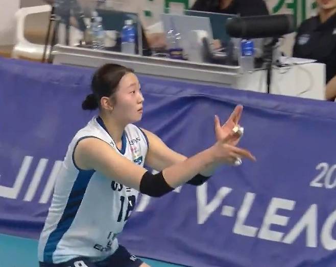 챔피언결정권 1차전에서 권총 세리머니를 하는 GS칼텍스 권민지. [사진 SBS 스포츠]