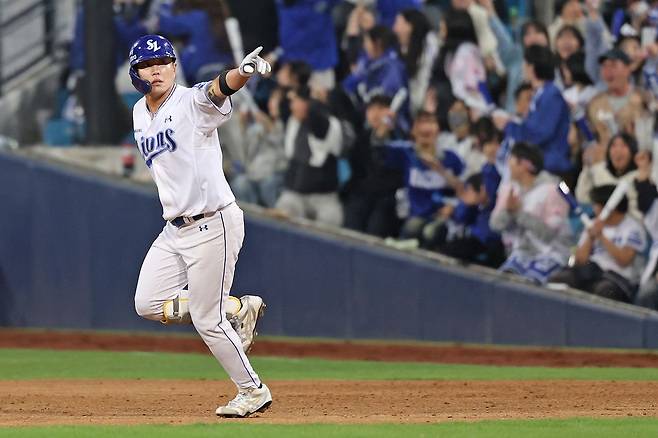 2일 대구 두산전 8회 투런 홈런을 친 뒤 베이스를 도는 삼성 류지혁. 사진 삼성 라이온즈