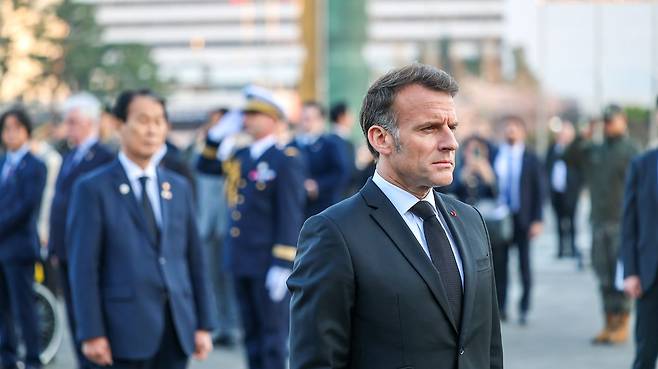 에마뉘엘 마크롱 프랑스 대통령이 2일 오후 서울 용산구 전쟁기념관 평화의광장을 찾아 프랑스참전비에 헌화를 하고 있다. 사진 국가보훈부