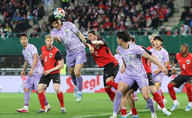 지난 1일 오스트리아와의 A매치 평가전에서 공격에 가담해 헤딩 슈팅을 시도하는 한국축구대표팀 수비수 김민재(왼쪽 세 번째). 연합뉴스