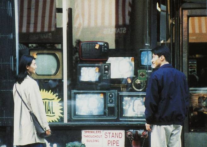 영화 '첨밀밀'은 각자의 꿈을 안고 중국 본토에서 홍콩으로 향한 두 남녀가 만남과 이별을 반복하며 이어가는 인연을 그렸다. 사진 워너브러더스 코리아